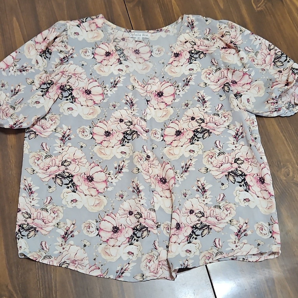 Chic Floral Blouse in Soft Pink and Gray